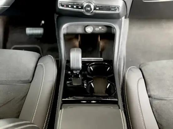 VOLVO-C40-2022
