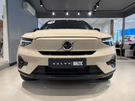 VOLVO-EX40-2025