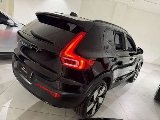 VOLVO-EX40-2025