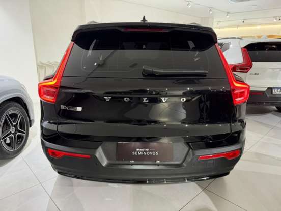 VOLVO-EX40-2025