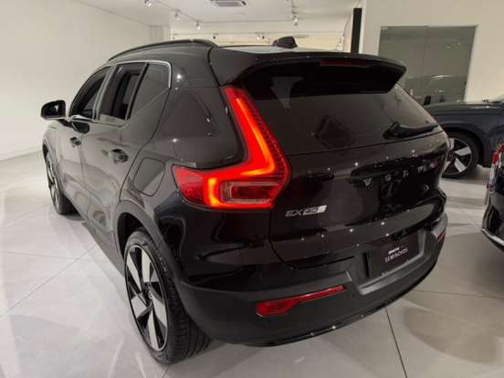VOLVO-EX40-2025