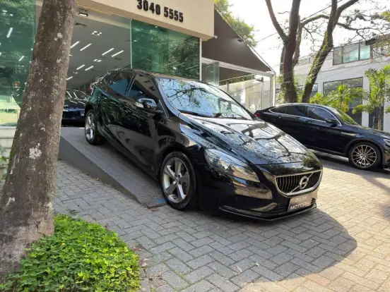 VOLVO-V40-2019