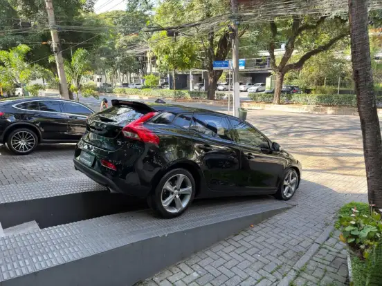 VOLVO-V40-2019