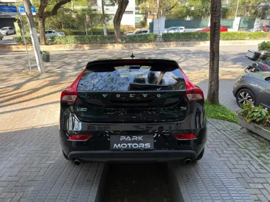 VOLVO-V40-2019