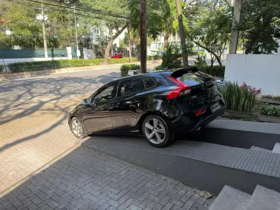 VOLVO-V40-2.0 T4 KINETIC GASOLINA 4P AUTOMÁTICO VOLVO-V40-2019