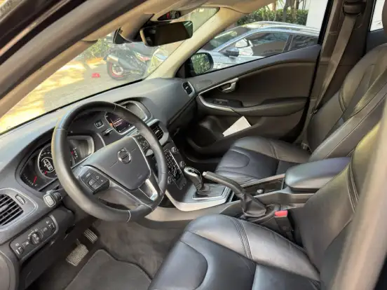 VOLVO-V40-2019