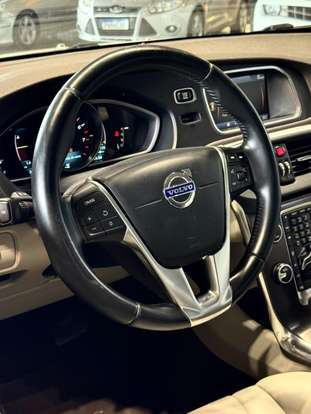 VOLVO-V40-2013