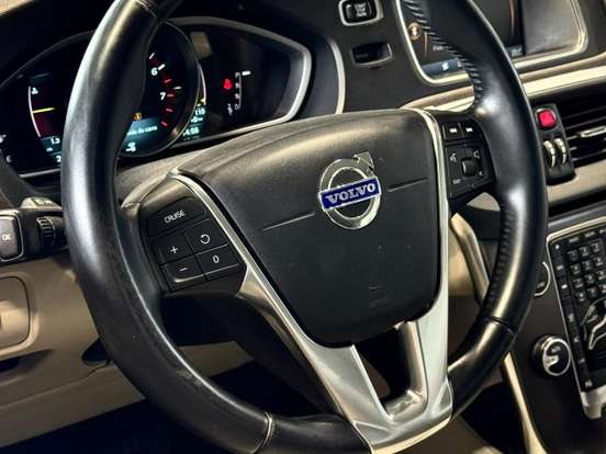 VOLVO-V40-2.0 T4 DYNAMIC TURBO GASOLINA 4P AUTOMÁTICO VOLVO-V40-2013
