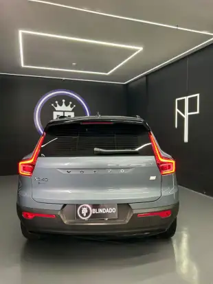 VOLVO-XC40-2021