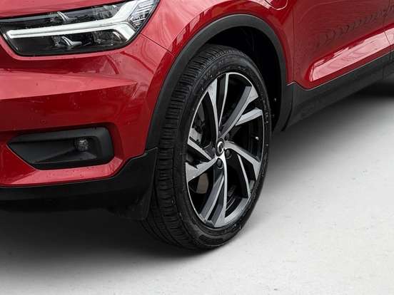 VOLVO-XC40-2019
