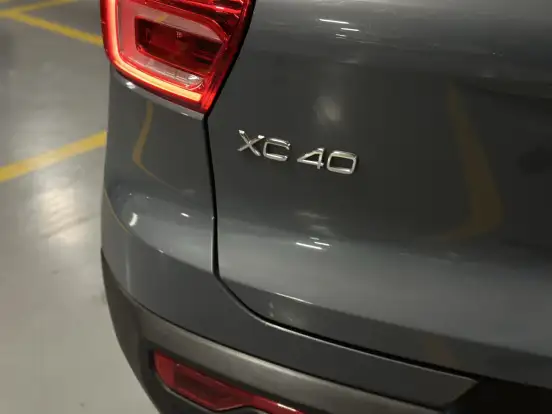VOLVO-XC40-2019