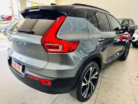 VOLVO-XC40-2018