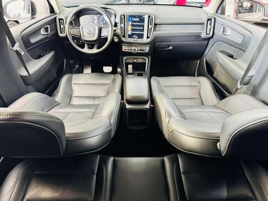 VOLVO-XC40-2018