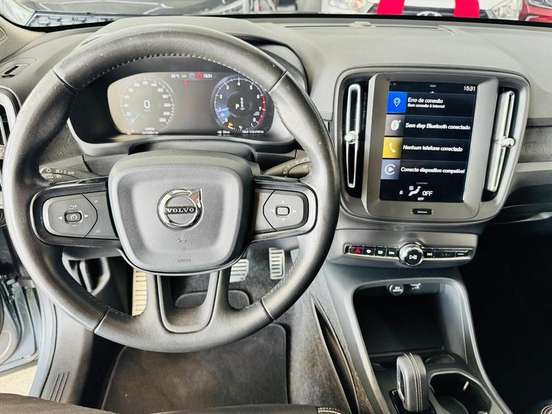 VOLVO-XC40-2018