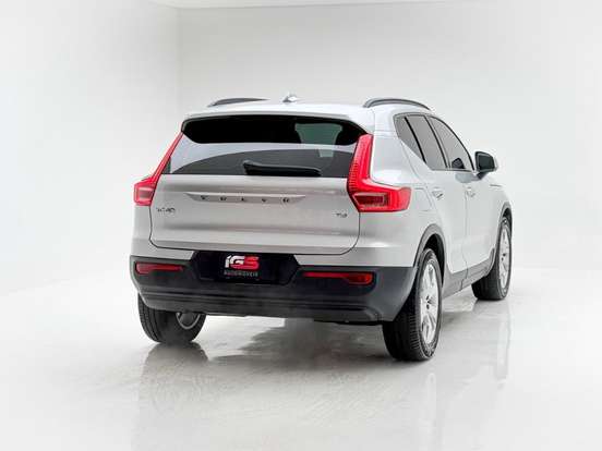 VOLVO-XC40-2018