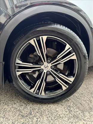 VOLVO-XC40-2020