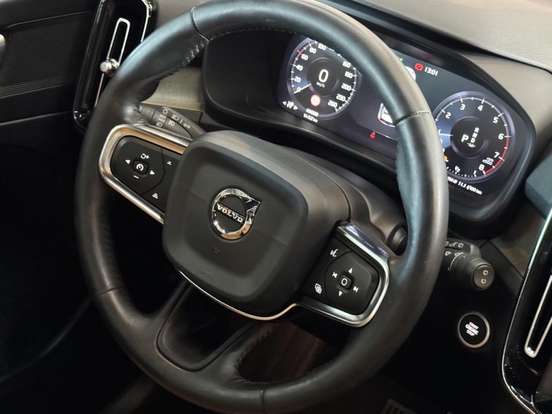 VOLVO-XC40-2019