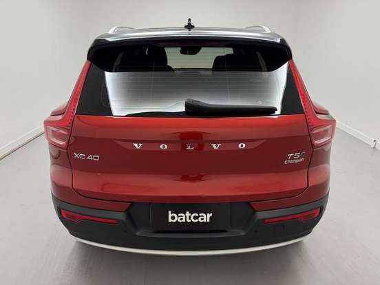 VOLVO-XC40-2018