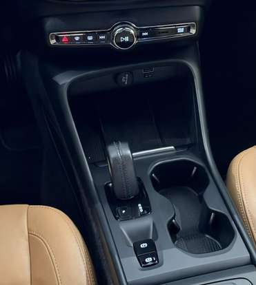 VOLVO-XC40-2018