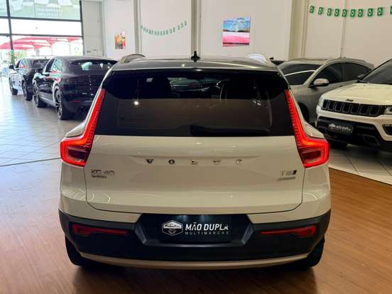 VOLVO-XC40-2018