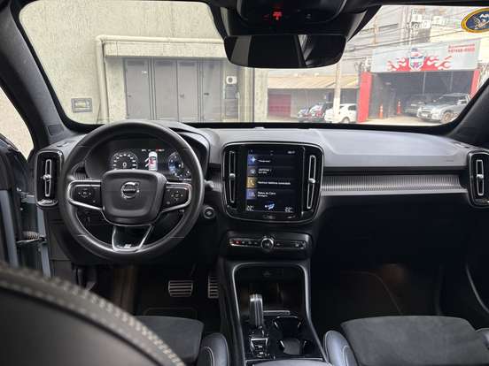 VOLVO-XC40-2019