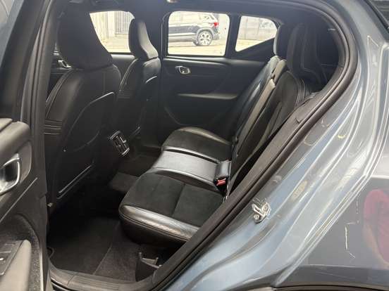 VOLVO-XC40-2019