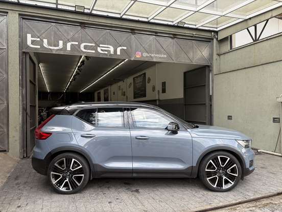 VOLVO-XC40-2019