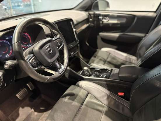 VOLVO-XC40-2019