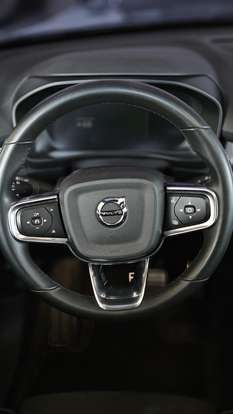 VOLVO-XC40-2021