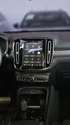 VOLVO-XC40-2021