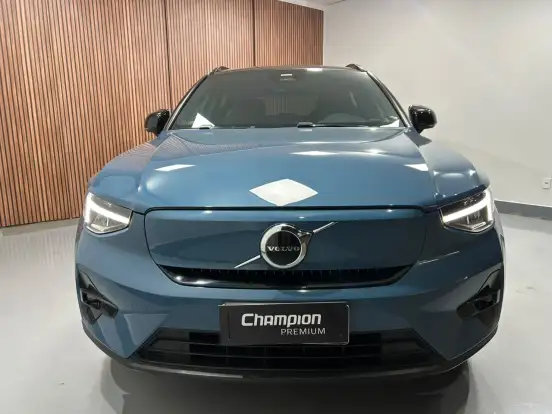 VOLVO-XC40-2024