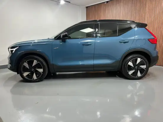 VOLVO-XC40-2024