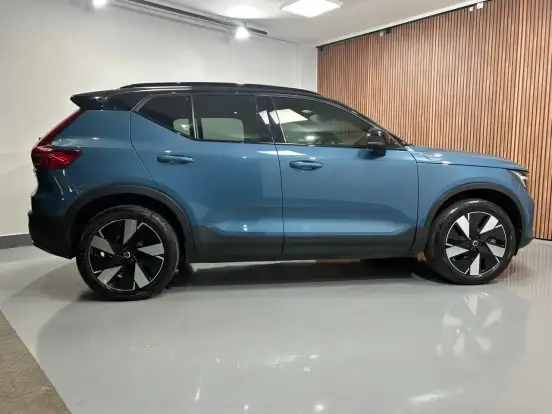 VOLVO-XC40-2024