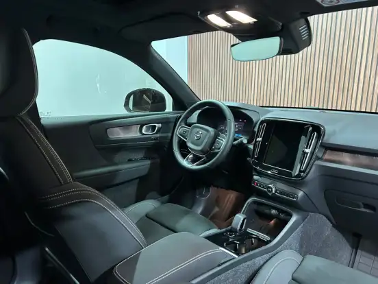 VOLVO-XC40-2024