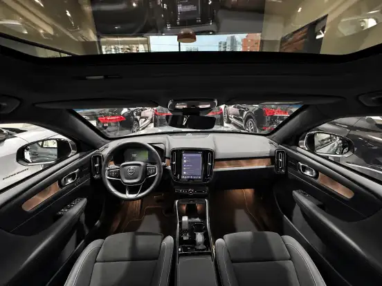VOLVO-XC40-2022