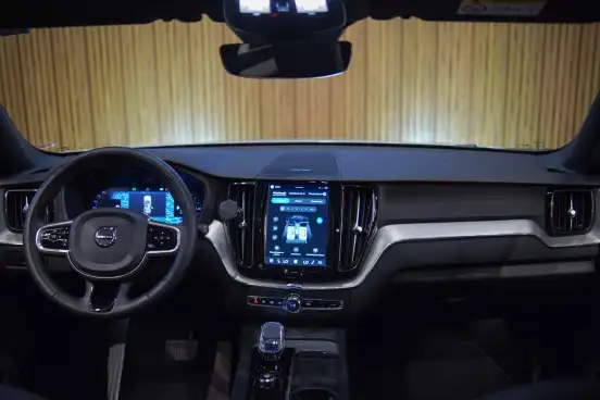 VOLVO-XC60-2023