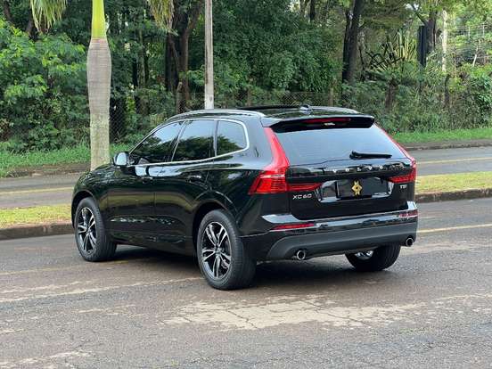 VOLVO-XC60-2.0 T5 GASOLINA MOMENTUM AWD GEARTRONIC VOLVO-XC60-2019