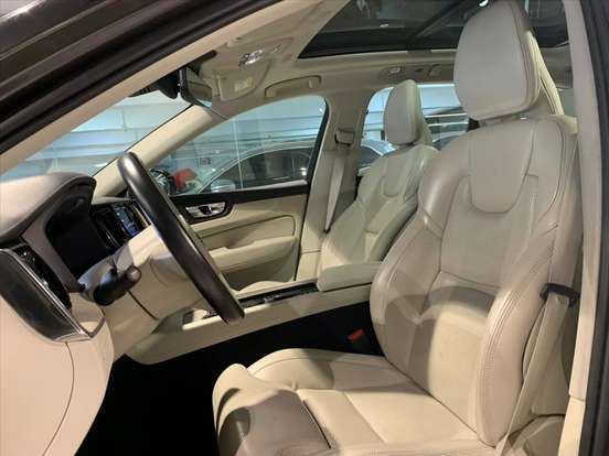 VOLVO-XC60-2021