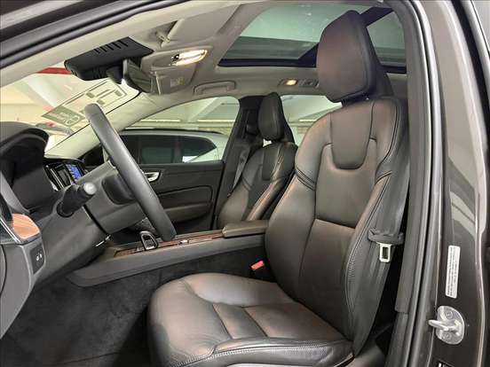 VOLVO-XC60-2023