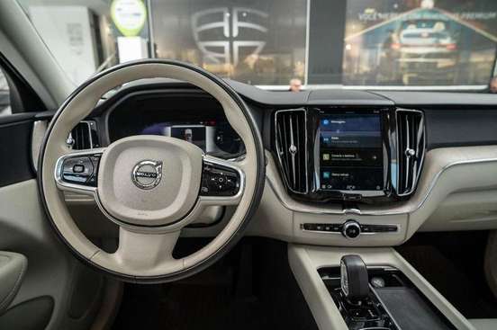 VOLVO-XC60-2023