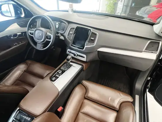 VOLVO-XC90-2017