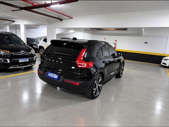 VOLVO-XC40-2020