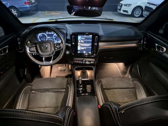 VOLVO-XC40-2020
