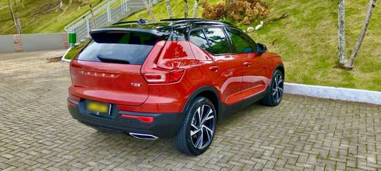 VOLVO-XC40-2019