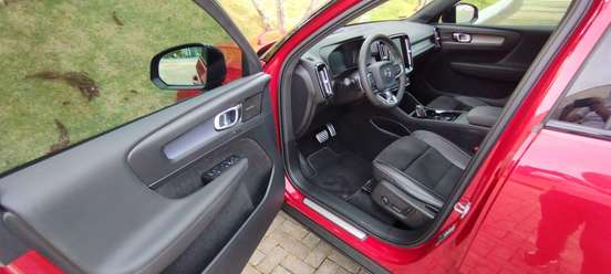 VOLVO-XC40-2019