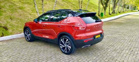 VOLVO-XC40-2019