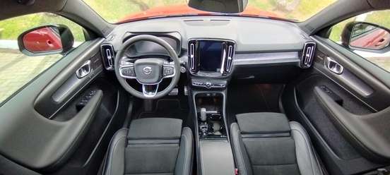 VOLVO-XC40-2019
