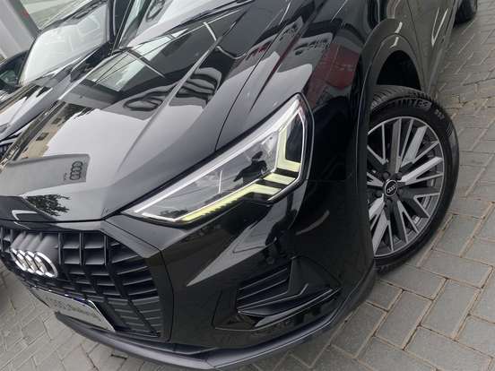AUDI-Q3-2021