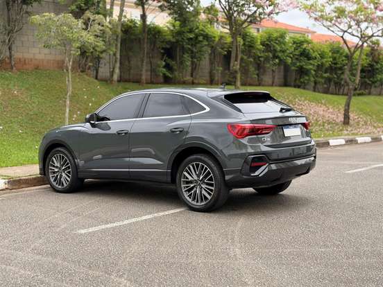 AUDI-Q3-2023