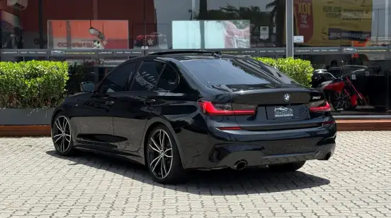 BMW-320i-2022